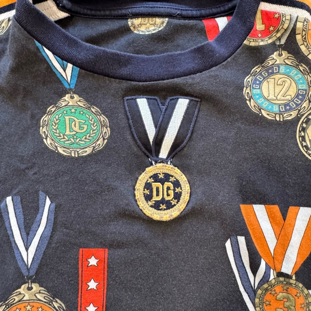 Dolce & Gabbana Jr Medal Print Back To School Kids T-Shirt - Dark Blue - Picture 5 of 6